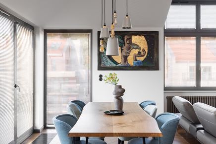 Jadalnia z industrialnym stołem z nieregularnym blatem