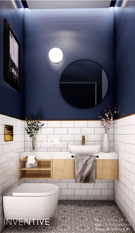 Granatowa toaleta z białymi kaflami i patchworkiem na podłodze
