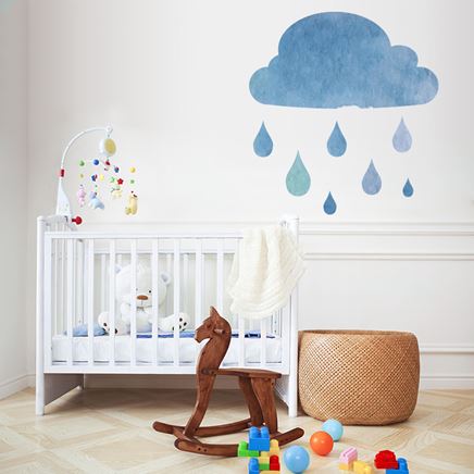 Pokój niemowlęcia z niebieską naklejką w kształcie chmurki na ścianie