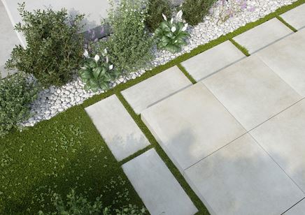 Nowoczesny taras w jasnej płytce z kolekcji Cerrad Lukka