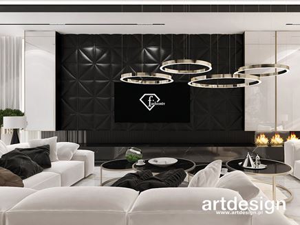 Pikowane, czarne panele na ścianie telewizyjnej