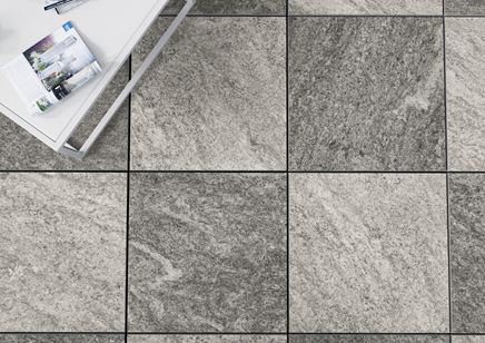 Detal szarych płyt tarasowych z kolekcji Cerrad Arragos