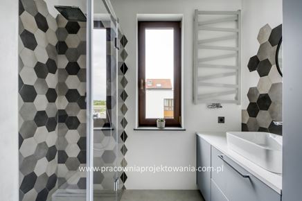 Biała łazienka z dekoracyjnymi, szarymi heksagonami