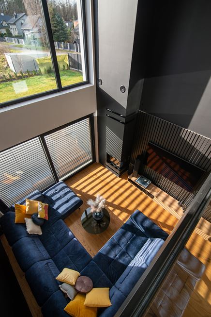 Salon w domu z antresolą - widok z góry na strefę wypoczynkową