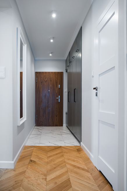 Korytarz z oryginalną posadzką - marmur i drewno