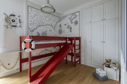 Czerwone łóżko ze zjeżdżalnią  w marynistycznym pokoju