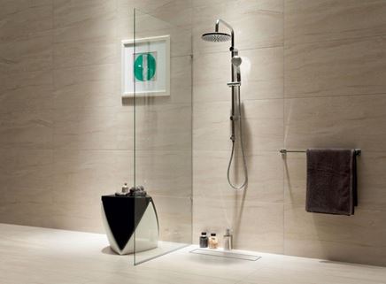 Minimalistyczna łazienka z jasnym kamieniem