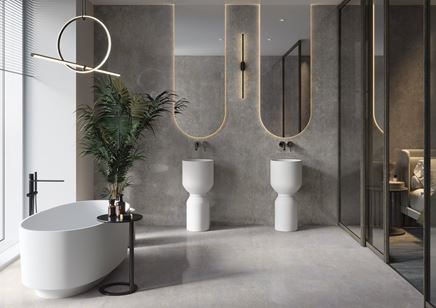 Szara łazienka w stylu glamour z ceramiką wolnostojącą