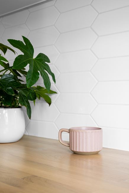 Białe heksagony z kolekcji Dunin Tritone