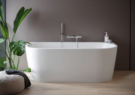 Łazienka z wanną wolnostojącą i baterią Cersanit Inverto