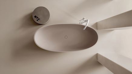 Beżowa wanna wolnostojąca - widok z góry