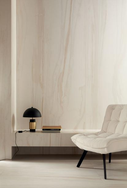 Strefa wypoczynkowa w kremowej płytce