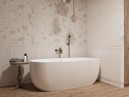 Łazienka z wanną wolnostojącą w otoczeniu florystycznych kafli