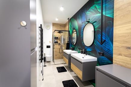 Prostokątna łazienka z niebiesko-zieloną tapetą