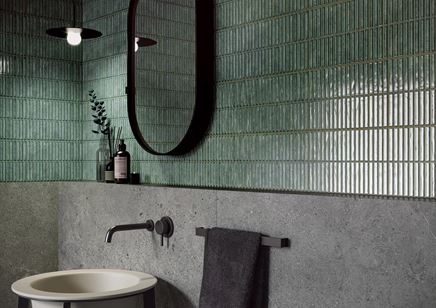 Zielona mozaika w wykończeniu ściany w łazience