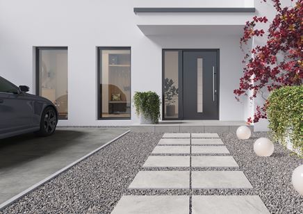 Jasnoszara płyta tarasowa Cerrad Cliff przed wejściem