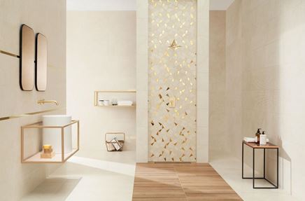 Beżowa łazienka z oryginalną mozaiką ze złotymi elementami