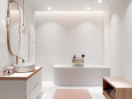 Łazienka z wanną narożną w białej mozaice