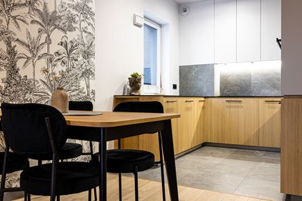 Czarny stół z drewnianym blatem przy aneksie