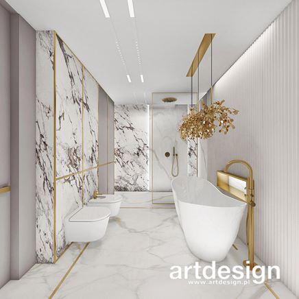 Łazienka w białym marmurze ze złotymi dodatkami