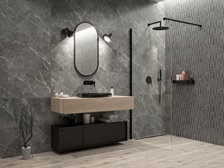 Grafitowe kafle imitujące kamień w mozaikowej łazience