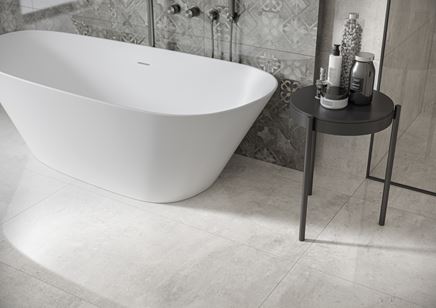 Wanna wolnostojąca skomponowana z płytkami Cerrad Softcement