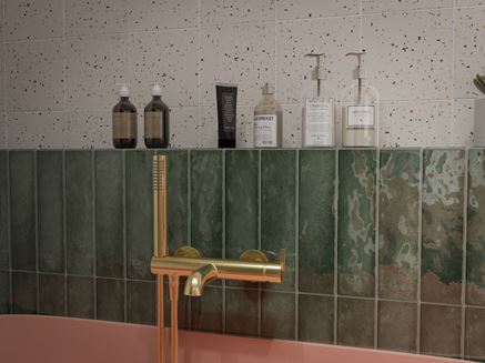 Detal zielonych cegiełek na ścianie w łazience