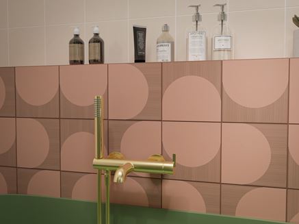 Ściana w łazience w różowych płytkach ze wzorkiem