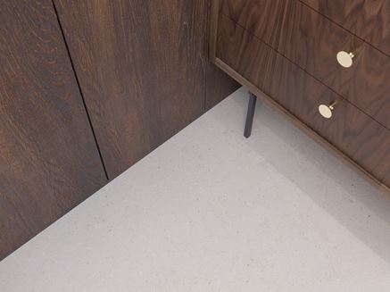 Kremowa podłoga w łazience z drewnem