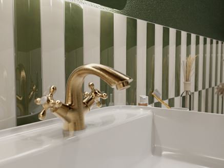 Detal biało-zielonych cegiełek w łazience