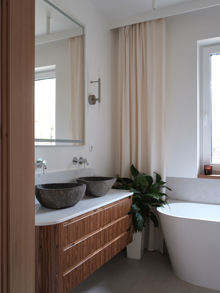 Łazienka z rustykalnymi umywalkami z kamienia