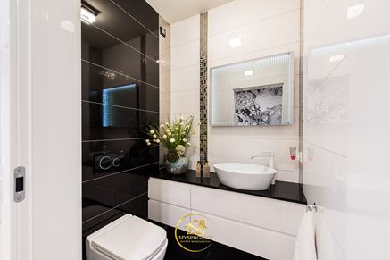 Nowoczesna, biało-czarna toaleta