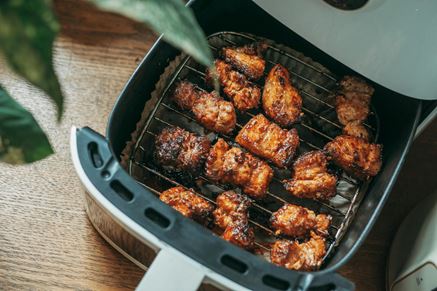 Air fryer z funkcją pary - co to jest, w jaki sposób używać i dla kogo będzie idealny?