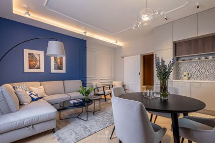 Elegancki salon ze sztukaterią i jodełką