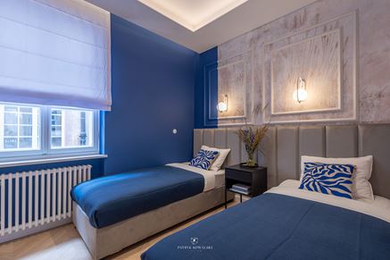 Sypialnia z tapetą i sztukateriami