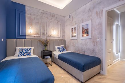 Sypialnia z dwoma łóżkami i tapetą