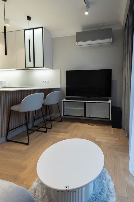 Niewielki salon z drewnianą podłogą