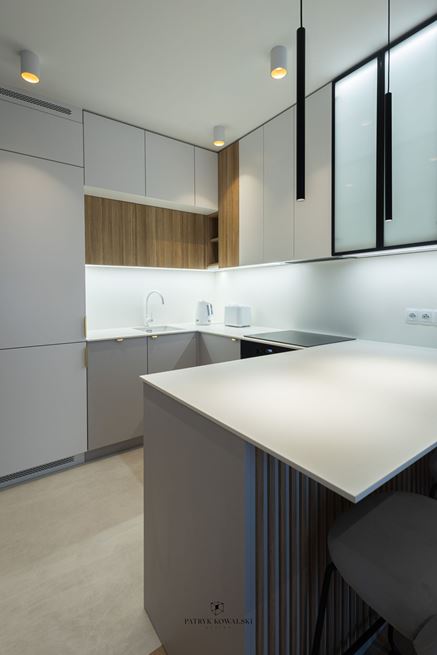 Aranżacja kuchni z asymetrycznymi szafkami wiszącymi