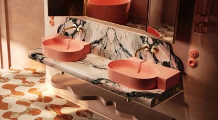 Różowe umywalki nablatowe w łazience z kamiennym blatem