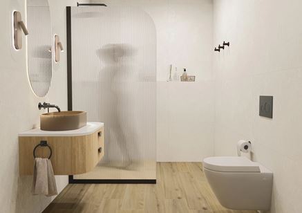 Jasna łazienka z ryflowaną kabiną walk-in