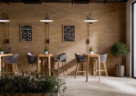 Ściana w kawiarni w brązowych cegiełkach Cerrad Argilla