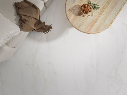 Jasny marmur w wykończeniu podłogi w salonie