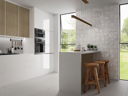 Jasna kuchnia z wyspą i błyszczącymi kaflami