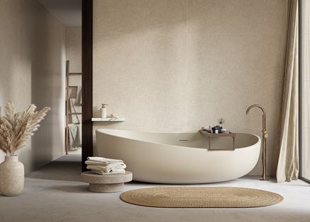 Beżowa łazienka z dużą wanną wolnostojącą