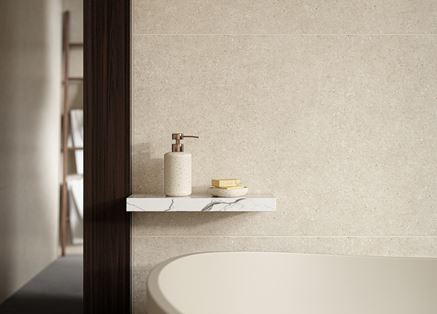 Beżowe płytki z motywem terazzo na ścianie w łazience