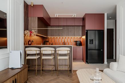 Burgundowe wnętrze w stylu modern classic 