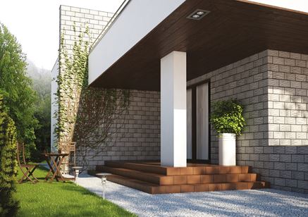 Niewielka strefa wypoczynkowa za domem