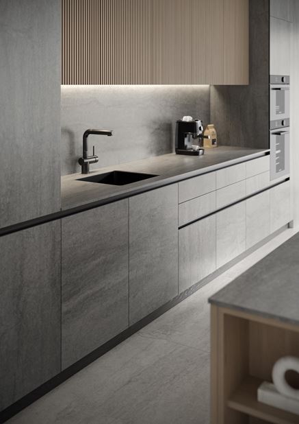 Detal szarej podłogi w kuchni