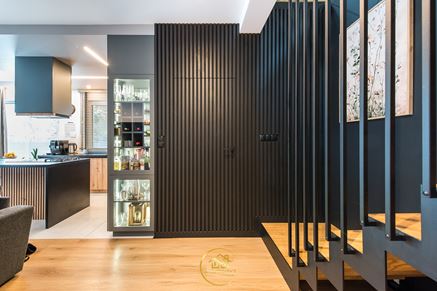 Czarna ściana z ryflowaniem przy klatce schodowej