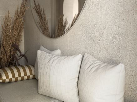 Detal płytek Domino Sandio Beige na ścianie w przedpokoju